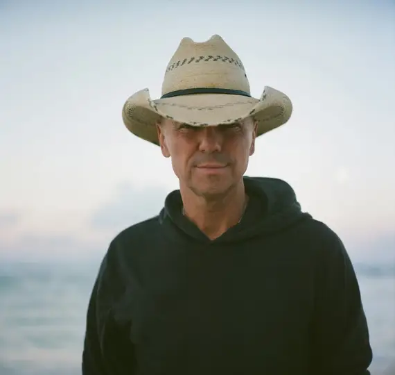 Kenny Chesney Earns 37th Chart-Topper With ‘Carry On’ — image 1 of 2