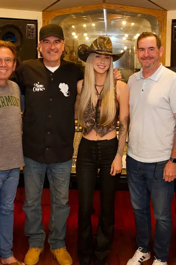 Alli Walker Signs With Huff Co. & ONErpm — image 1 of 2