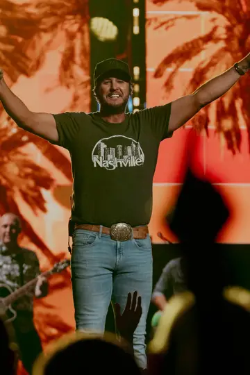 Luke Bryan & Friends Celebrate ‘Signs’ At Bridgestone Arena [Recap] — image 1 of 5