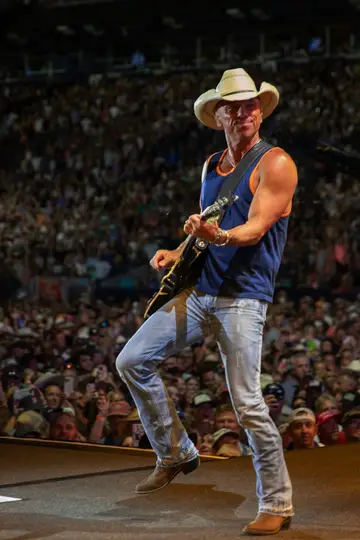 Kenny Chesney Returns To Stadiums In 2027 On ‘Original Vibe Room Tour’ — image 1 of 2