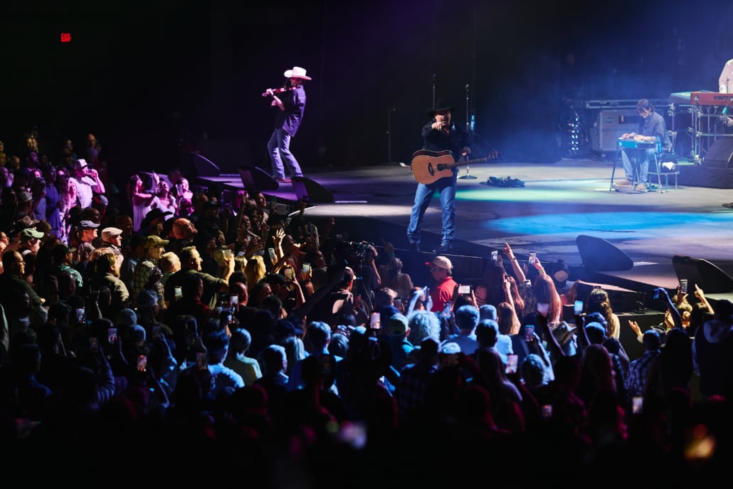 Garth Announces Seattle As Next Stop On 'Blame It All On My Roots Tour' — image 1 of 1